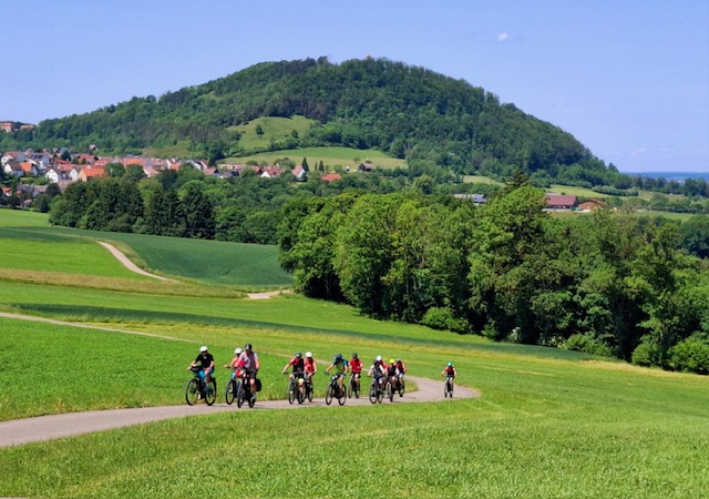 Anfahrt zum Stuifen – im Hintergrund der Rechber