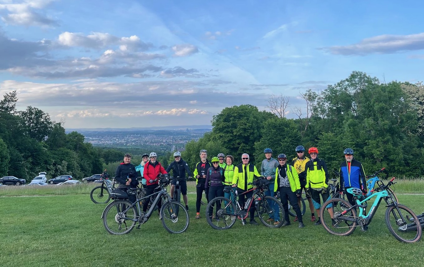 Das Teilnehmerfeld der letzten Tour de Jeudi vor der herrlichem Solitude-Aussich